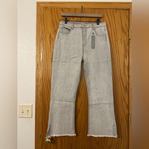 Tractr Denim - Tractr Light Gray Slim Fit High Rise Crop Jeans - NWT - Size 12/31